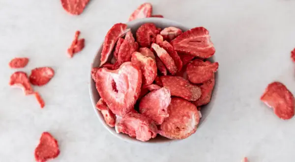 Schale voller gefriergetrockneter Erdbeeren, perfekt zum selber machen. Knackig und aromatisch.