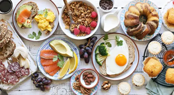 Leckere Brunch-Ideen für Ostern: Rührei, Lachs-Avocado-Toast, Müsli, Obst, Kuchen und mehr.