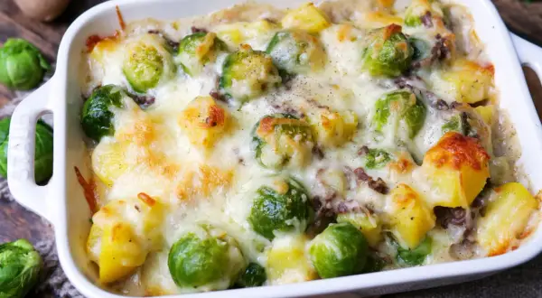 Gratin mit Rosenkohl und Kartoffeln, überbacken mit Käse. Ein herzhaftes Gericht, das sich gut als Rosenkohl als Beilage zu Fleisch eignet.