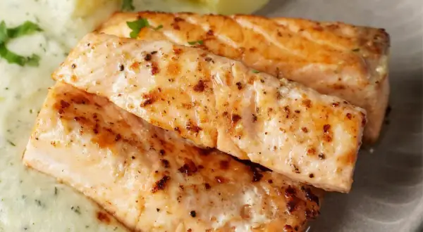 Gebratene Lachsfilets mit Kräutersauce und Kartoffeln – schnelle Rezepte mit Lachs für ein köstliches Abendessen.