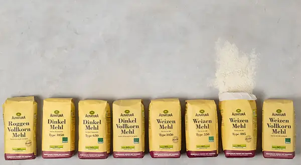 Reihe von Alnatura Mehltüten: Roggen, Dinkel und Weizen in verschiedenen Sorten. Die Frage welches Mehl zum Backen am besten geeignet ist, wird hier beantwortet.