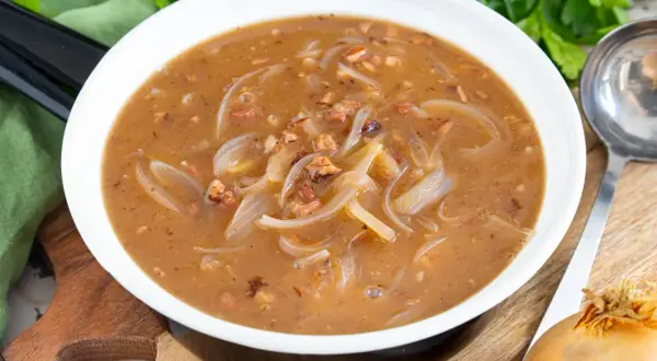 Herzhafte zwiebelsauce wie bei Oma, mit zarten Zwiebelringen und Speckstückchen in einer reichhaltigen Brühe.