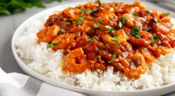 Garnelen in Tomatensauce mit Reis, eine schnelle Sauce zu Fisch und Reis, garniert mit Petersilie.