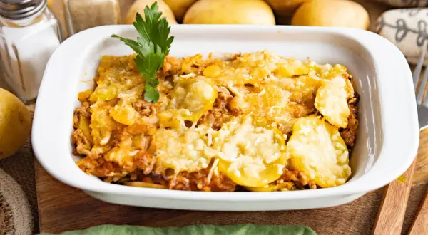 Omas Kartoffelauflauf mit Hackfleisch, goldbraun überbacken und mit Petersilie garniert. Ein herzhaftes Gericht, das an Kindheit erinnert.