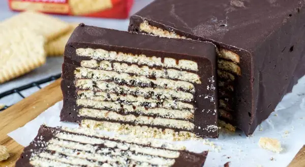 Schokoladen-Kekstorte DDR, geschichtet mit Butterkeksen und dunkler Schokolade, ein süßer Gruß aus der Vergangenheit.