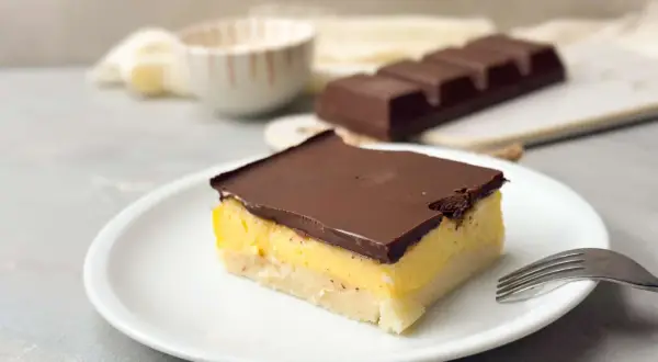 Ein Stück Schokoladenkuchen mit gelber Füllung und dunkler Schokoladenglasur. Perfekt, um mich doof Kuchen zu essen!