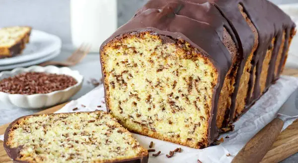 Ein saftiger Schokoladenkuchen, der an omas beste kuchen rezepte erinnert. Mit Schokoglasur und Streuseln.