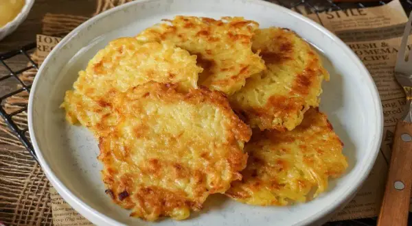 Knusprige Kartoffelpuffer mit Apfelmus, ein Klassiker der Hausmannskost.