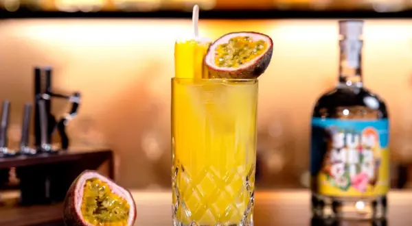 Erfrischender Solero Cocktail mit Passionsfrucht und Eis, garniert mit einem Eisstiel.