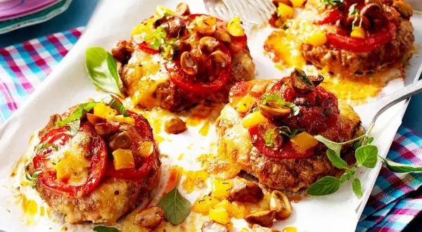 Vier Hackfleisch-Patties mit geschmolzenem Käse, Tomaten, Pilzen und Paprika. Perfekt für schnelle Hackfleisch Rezepte!