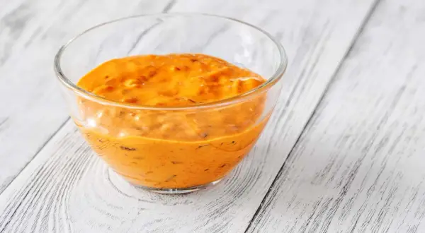 Cremige, orangefarbene Burger-Sauce in einer Glasschale. Perfekt für dein nächstes Burger-Rezept!