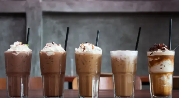 Fünf leckere Eiskaffee-Variationen, perfekt zum Eiskaffee selbst machen. Mit Sahne und Karamell verziert.
