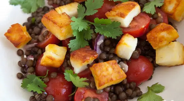 Ausgefallene Salate: Linsensalat mit gebratenem Halloumi, Kirschtomaten und Koriander.
