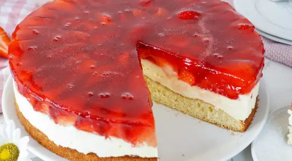 Ein saftiger Erdbeerkuchen mit Pudding und frischen Erdbeeren unter rotem Tortenguss. Ein Genuss für jeden Anlass!