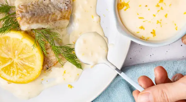 Gebratener Fisch mit Dill und Zitrone, übergossen mit cremiger zitronen butter sauce.