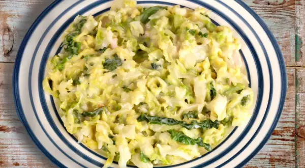 Cremiger Kohl mit Speck, ein einfaches Gericht, das perfekt zu vielen wirsing rezepte einfach passt.