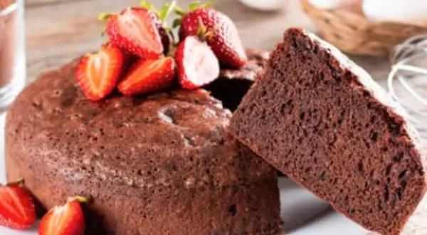 Saftiger Schokoladenkuchen, der nicht trocken ist. Ein köstliches Rezept mit frischen Erdbeeren.