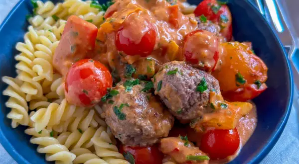 Hackfleischbällchen in cremiger Tomatensoße mit Fusilli. Ein schnelles Rezept aus dem Ofen, das perfekt für den Feierabend ist.