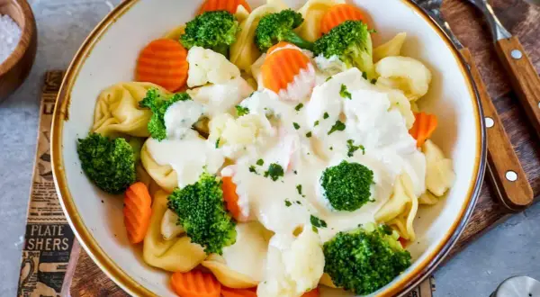Tortelloni mit Brokkoli, Karotten und Blumenkohl in cremiger Sahnesauce. Ein einfaches Sahnesauce Rezept für ein schnelles Gericht.