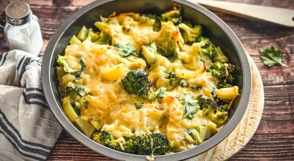 Herzhaftes Kartoffel-Brokkoli Gratin ohne Vorkochen, überbacken mit goldbraunem Käse und garniert mit frischer Petersilie.