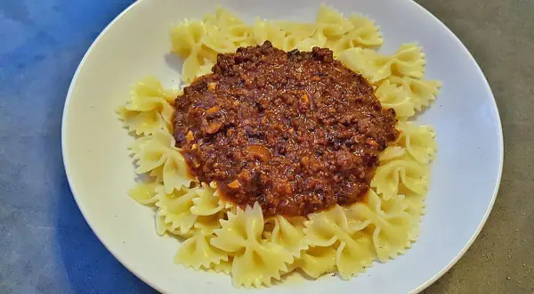 Farfalle mit herzhafter Bolognese, wie nach dem Haschee Rezept von Oma.