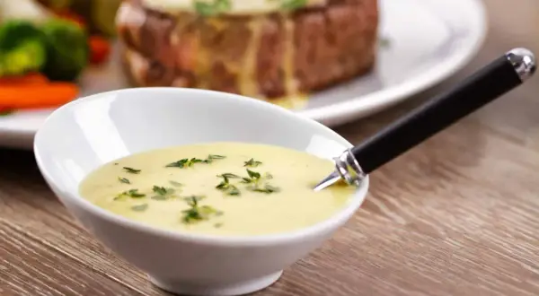 Cremige Sauce Béarnaise, perfekt für Ihr nächstes Sauce Béarnaise Rezept. Dazu gibt es ein saftiges Steak und Gemüse.