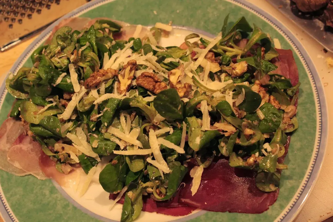 Feldsalat mit Walnüssen, Parmesan und einem köstlichen Dressing, wie es nur Oma machen kann.