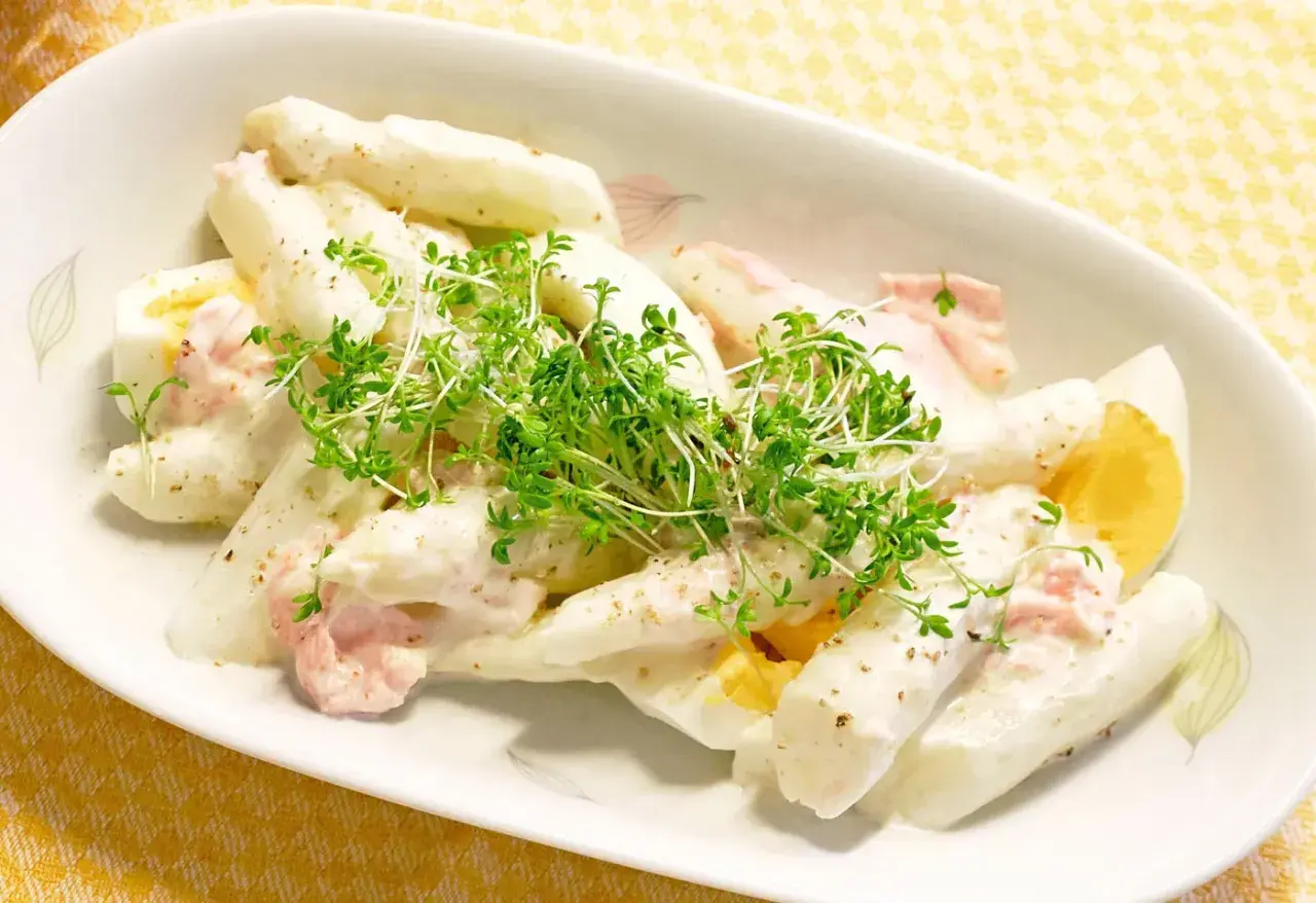 Cremiger Salat mit gekochtem Ei, garniert mit Kresse. Die Sauce aus Mayonnaise mit gekochtem Eigelb und Joghurt macht ihn besonders lecker.
