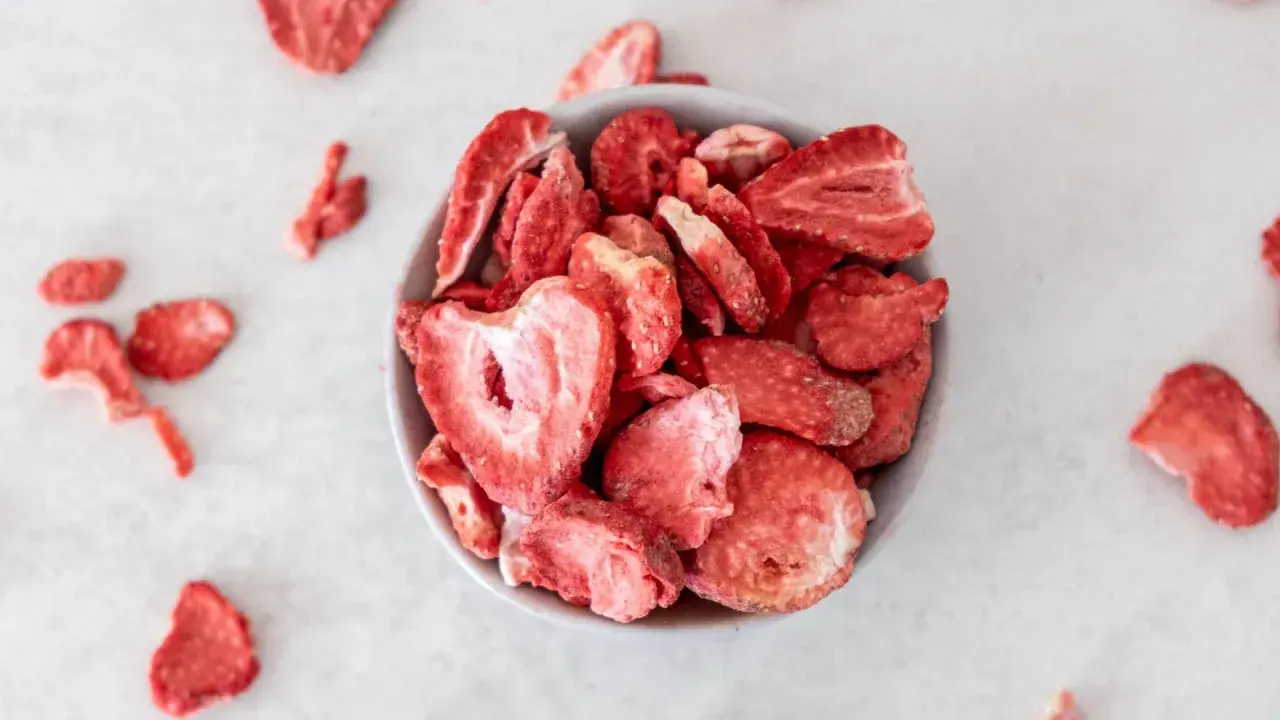 Schale voller gefriergetrockneter Erdbeeren, perfekt zum selber machen. Knackig und aromatisch.