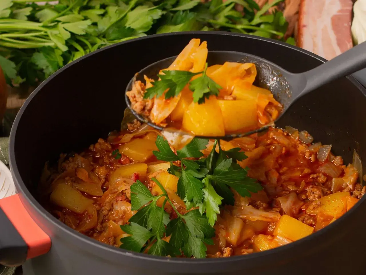 Schichtkohl nach Omas Rezept: herzhaftes Gericht mit Kohl, Hackfleisch und Kartoffeln, garniert mit Petersilie.