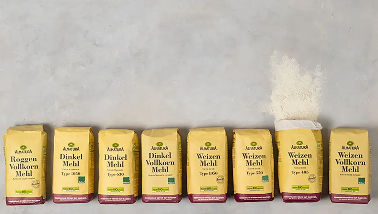 Reihe von Alnatura Mehltüten: Roggen, Dinkel und Weizen in verschiedenen Sorten. Die Frage welches Mehl zum Backen am besten geeignet ist, wird hier beantwortet.