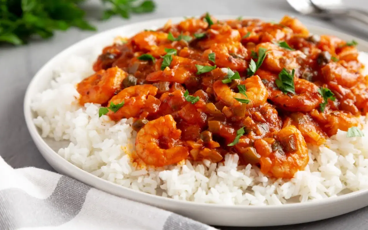 Garnelen in Tomatensauce mit Reis, eine schnelle Sauce zu Fisch und Reis, garniert mit Petersilie.