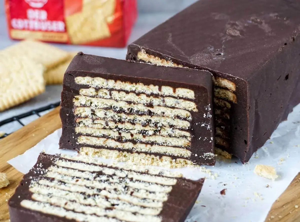 Schokoladen-Kekstorte DDR, geschichtet mit Butterkeksen und dunkler Schokolade, ein süßer Gruß aus der Vergangenheit.