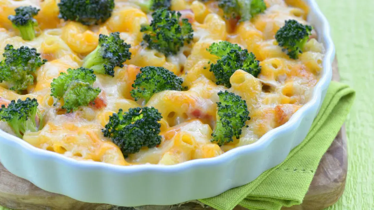 Leckerer Nudelauflauf ohne Vorkochen mit Brokkoli und geschmolzenem Käse in einer weißen Auflaufform.