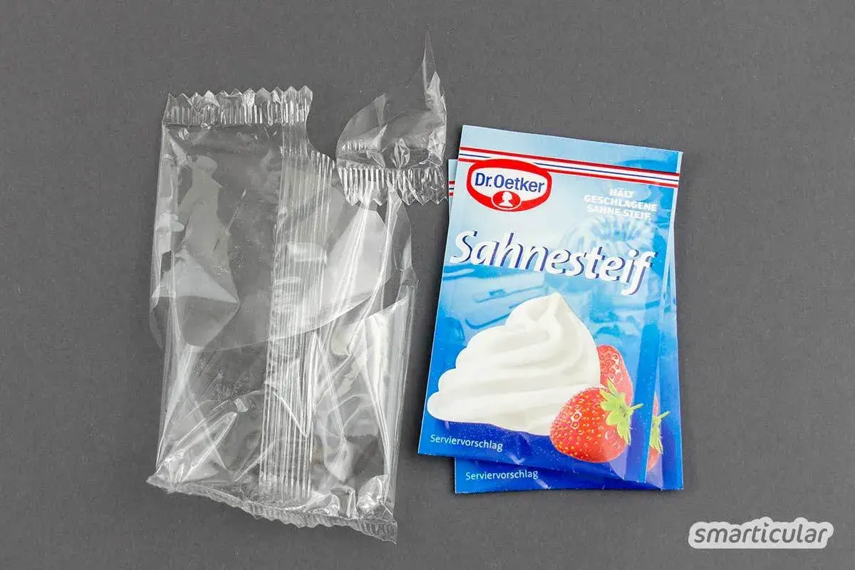 Ein Päckchen Dr. Oetker Sahnesteif, ideal zum Sahne steif schlagen, liegt neben einer leeren, aufgerissenen Plastiktüte.