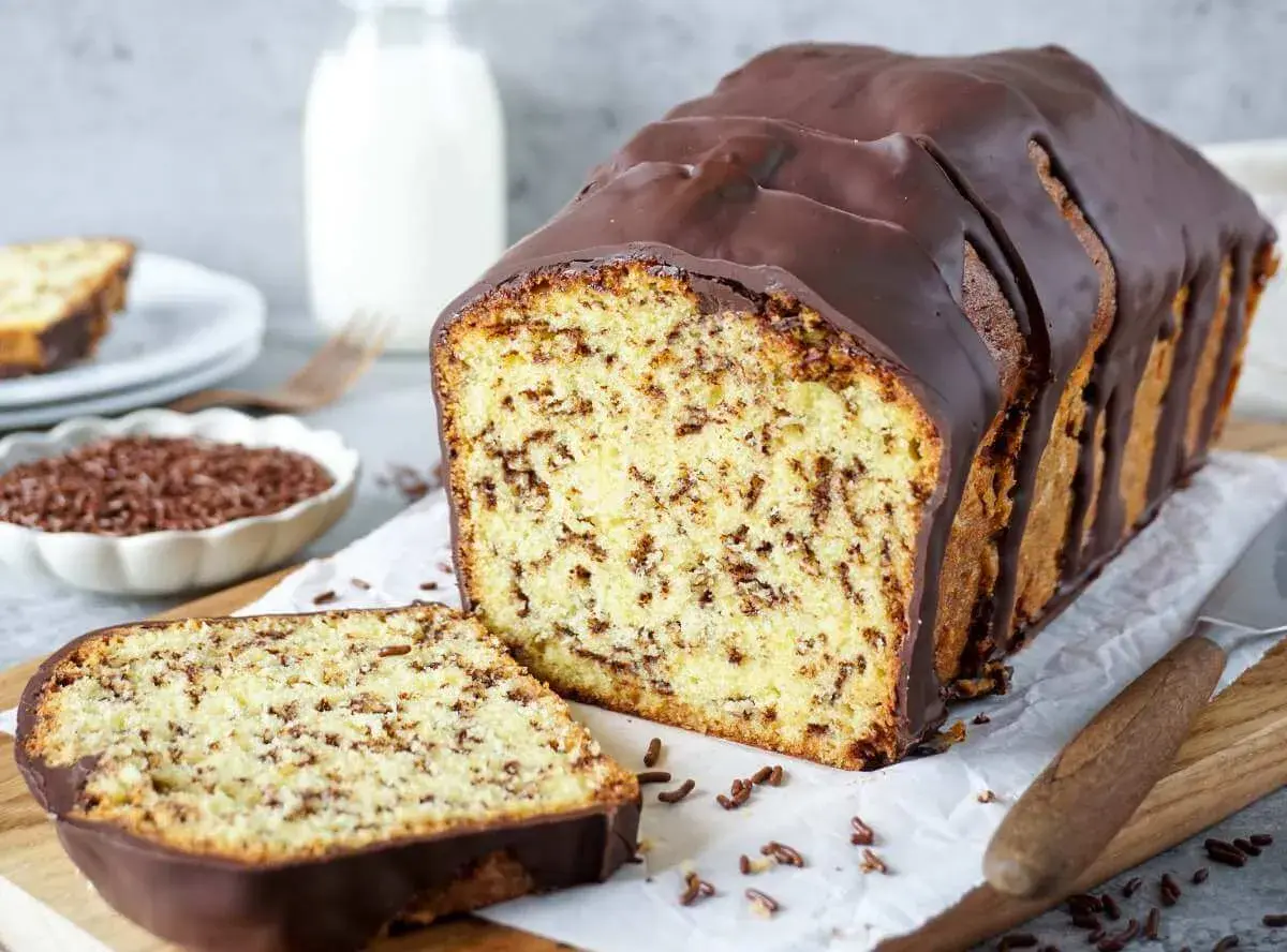 Ein saftiger Schokoladenkuchen, der an omas beste kuchen rezepte erinnert. Mit Schokoglasur und Streuseln.