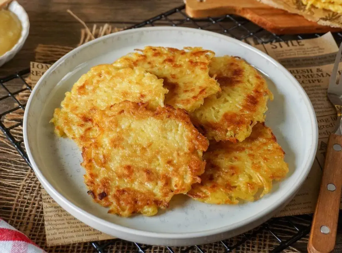 Knusprige Kartoffelpuffer mit Apfelmus, ein Klassiker der Hausmannskost.