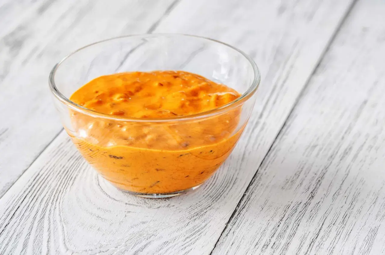 Cremige, orangefarbene Burger-Sauce in einer Glasschale. Perfekt für dein nächstes Burger-Rezept!