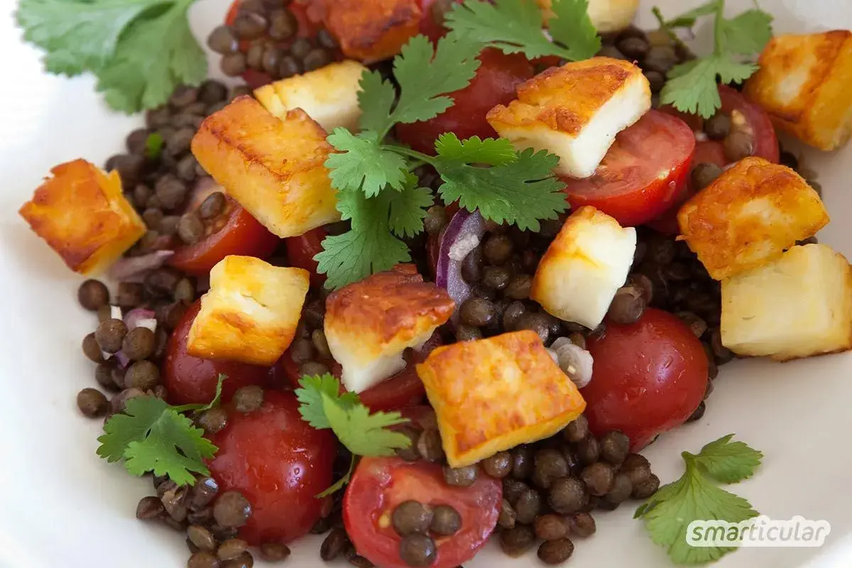Ausgefallene Salate: Linsensalat mit gebratenem Halloumi, Kirschtomaten und Koriander.