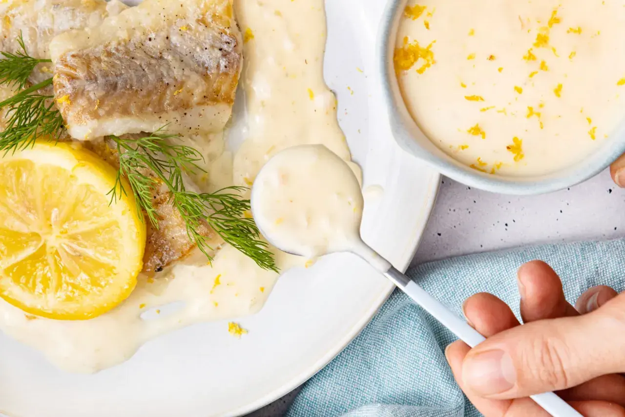 Gebratener Fisch mit Dill und Zitrone, übergossen mit cremiger zitronen butter sauce.