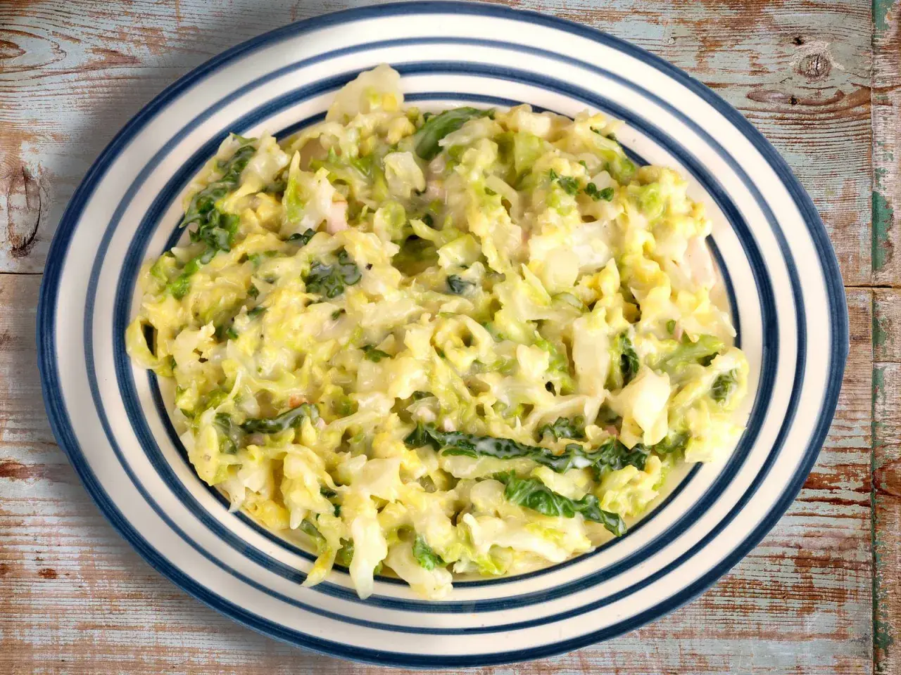 Cremiger Kohl mit Speck, ein einfaches Gericht, das perfekt zu vielen wirsing rezepte einfach passt.