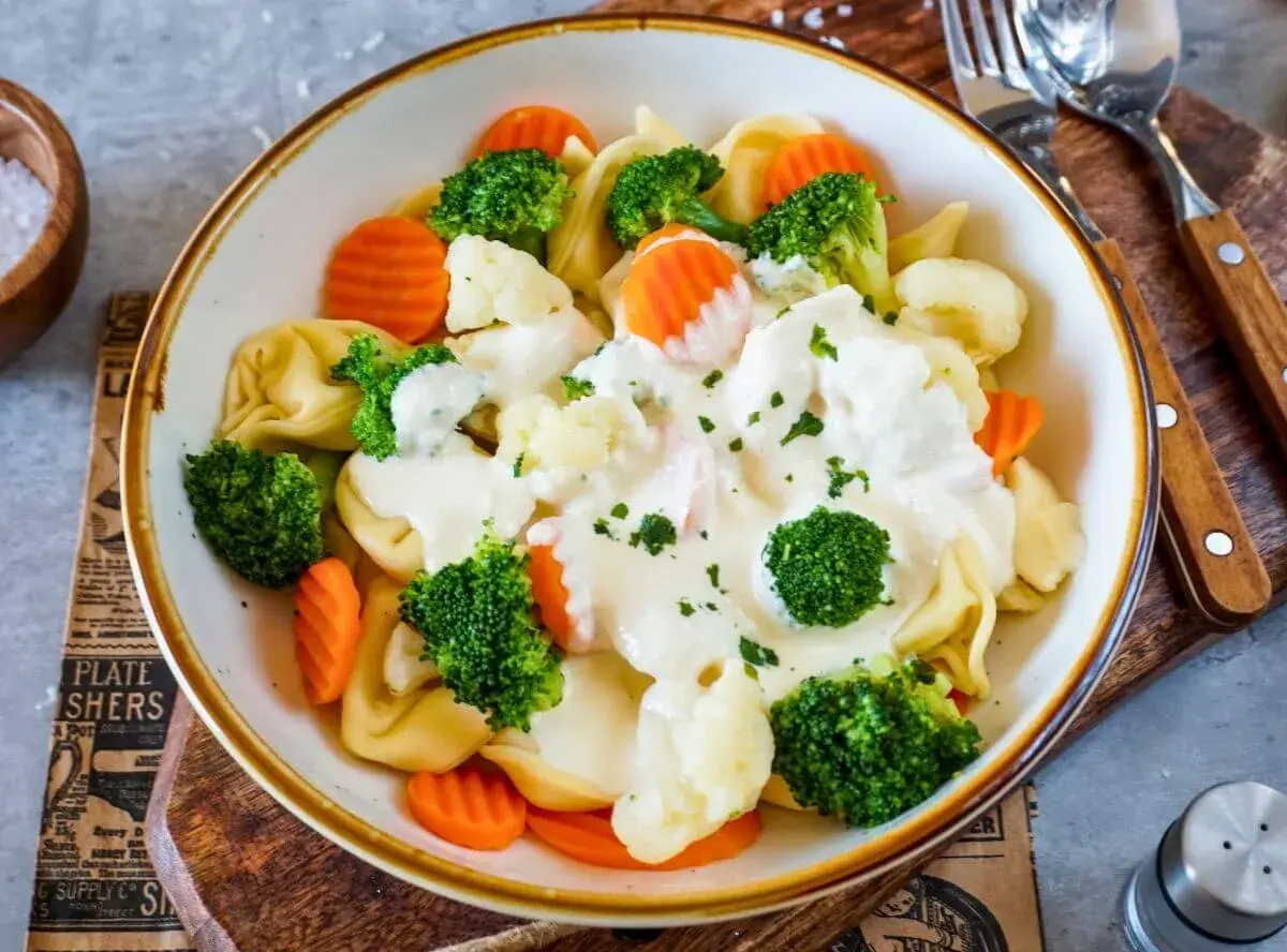 Tortelloni mit Brokkoli, Karotten und Blumenkohl in cremiger Sahnesauce. Ein einfaches Sahnesauce Rezept für ein schnelles Gericht.