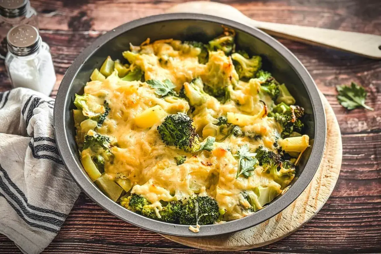 Herzhaftes Kartoffel-Brokkoli Gratin ohne Vorkochen, überbacken mit goldbraunem Käse und garniert mit frischer Petersilie.