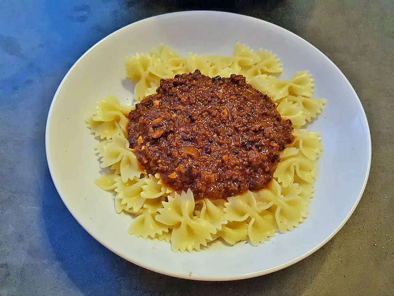 Farfalle mit herzhafter Bolognese, wie nach dem Haschee Rezept von Oma.