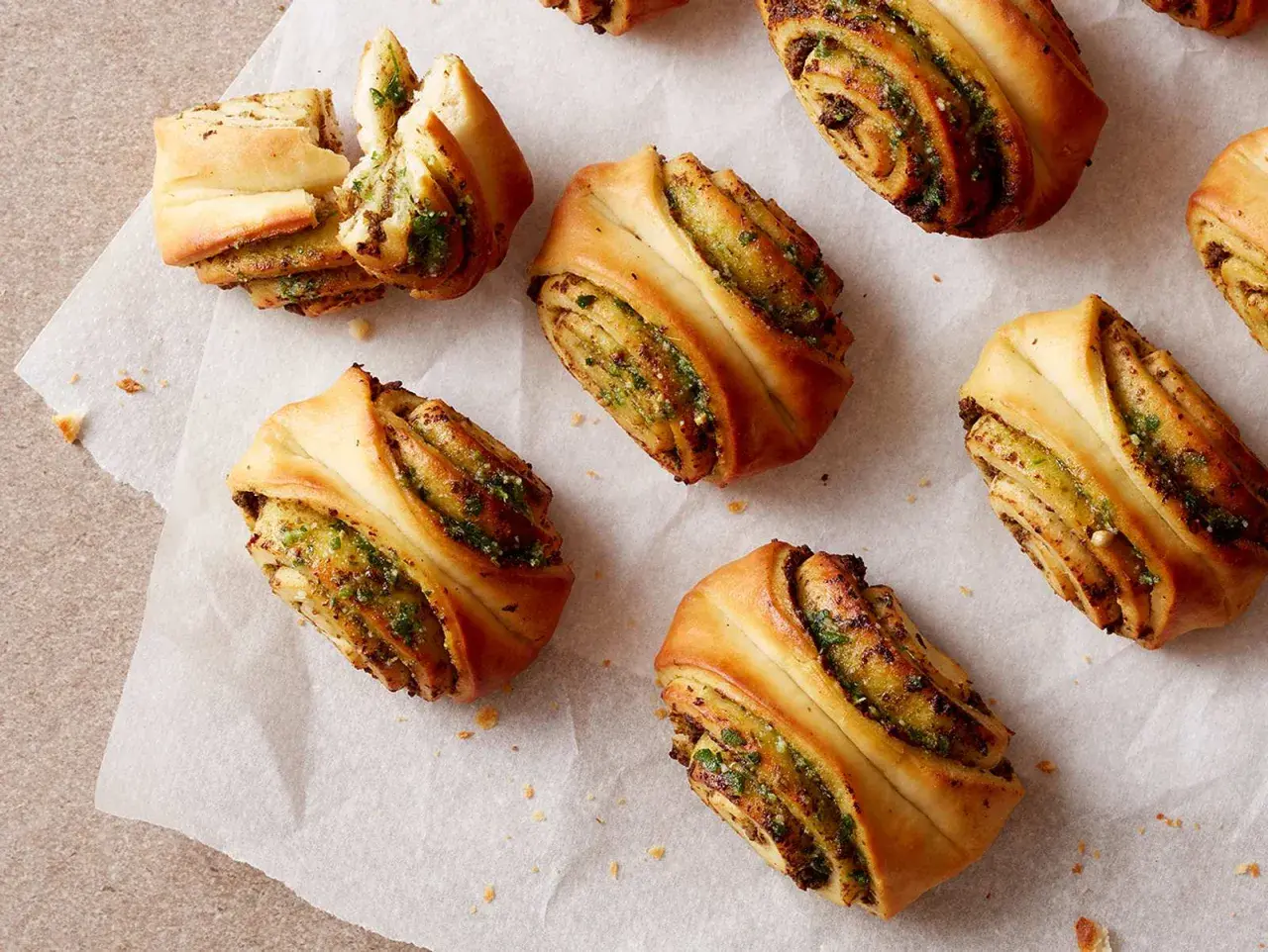 Herzhafte Snacks aus fertigem Pizzateig: Gerollte Teigschnecken mit Kräuterfüllung, perfekt für schnelle Rezepte.