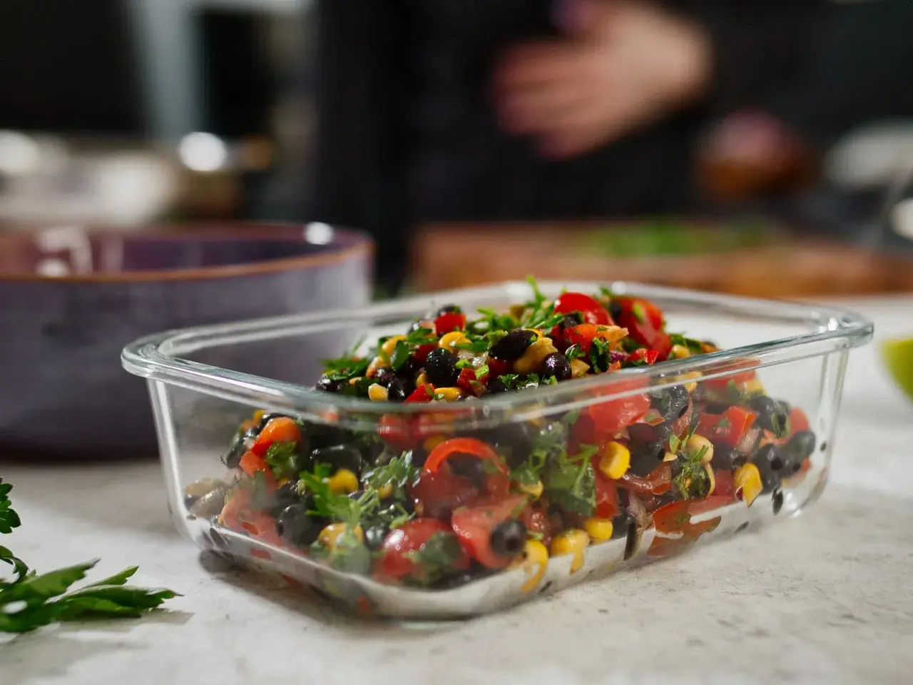 Frischer Bohnensalat mit Tomaten, Mais und Kräutern in einer Glasbox, perfekt für gesunde Bohnensalat Rezepte.