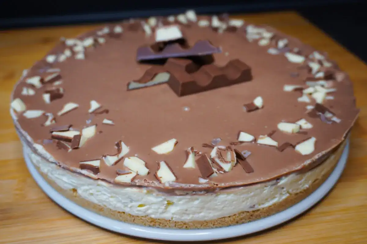 Eine köstliche Kinderriegel Torte mit Schokoladenglasur und gehackten Kinderriegeln verziert.