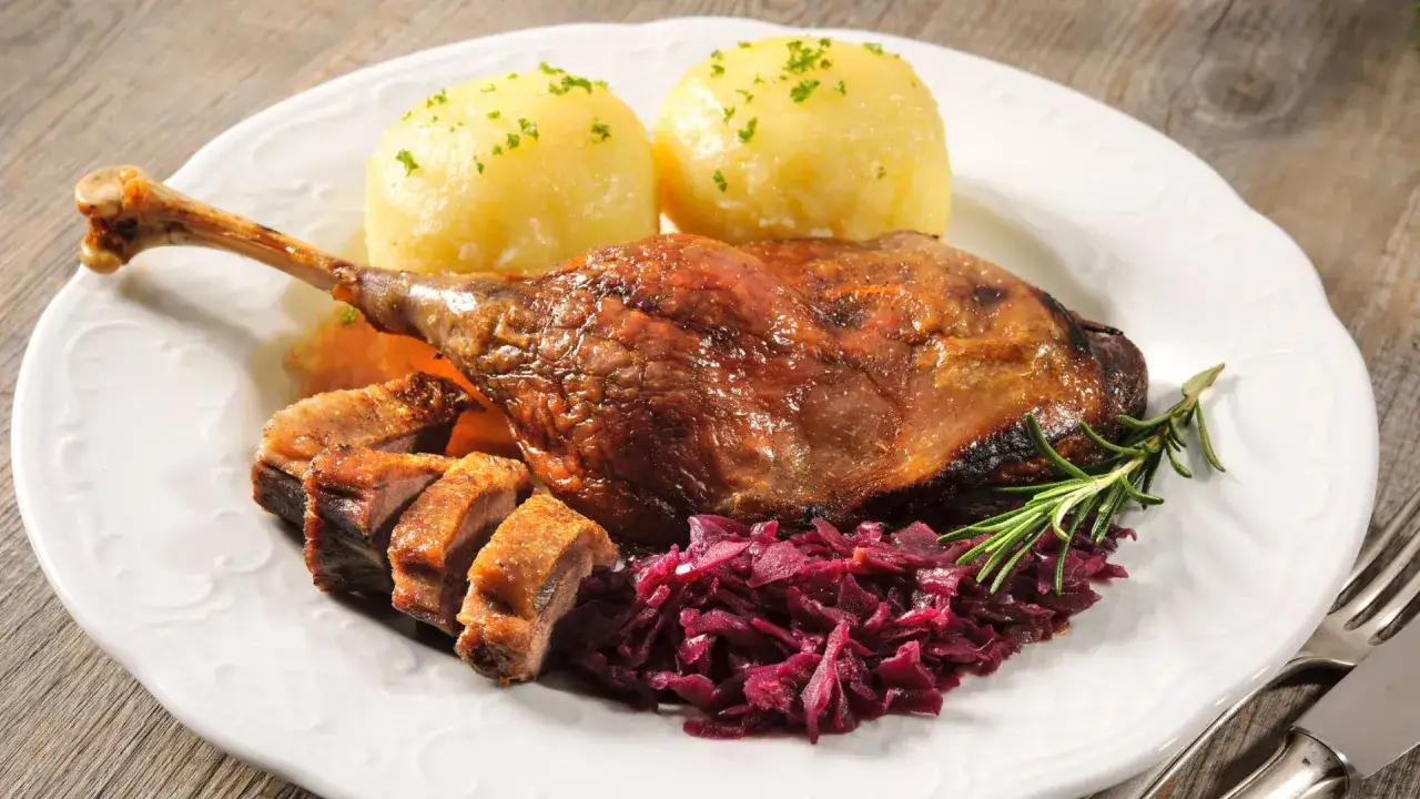 Ein Festmahl f&uuml;r das Weihnachtessen einen Tag vorher vorbereiten: knusprige Gans mit Kl&ouml;&szlig;en, Rotkohl und Rosmarin.