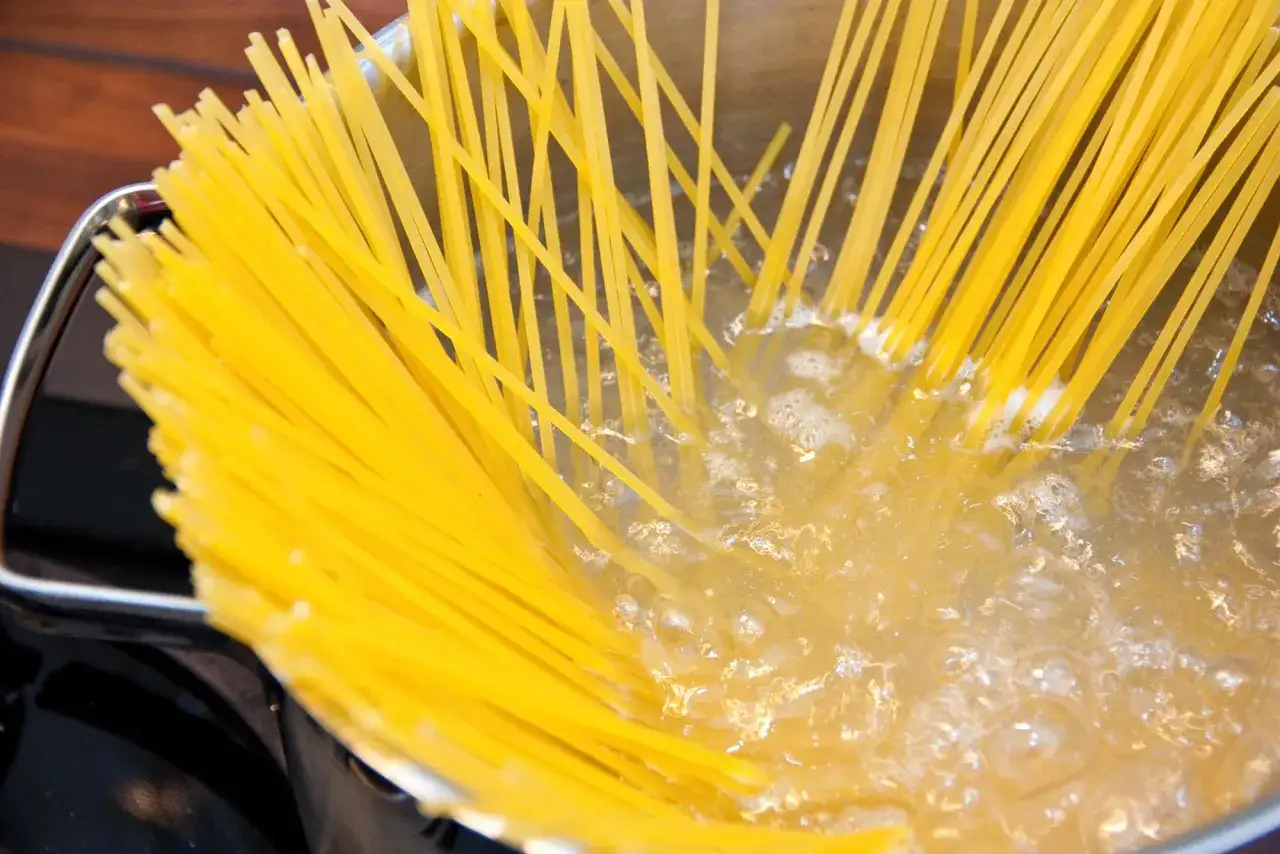 Spaghetti kochen: Ein Blick auf die 10 h&auml;ufigsten Fehler beim Pasta-Kochen. Hier werden die Nudeln gerade in kochendes Wasser gegeben.