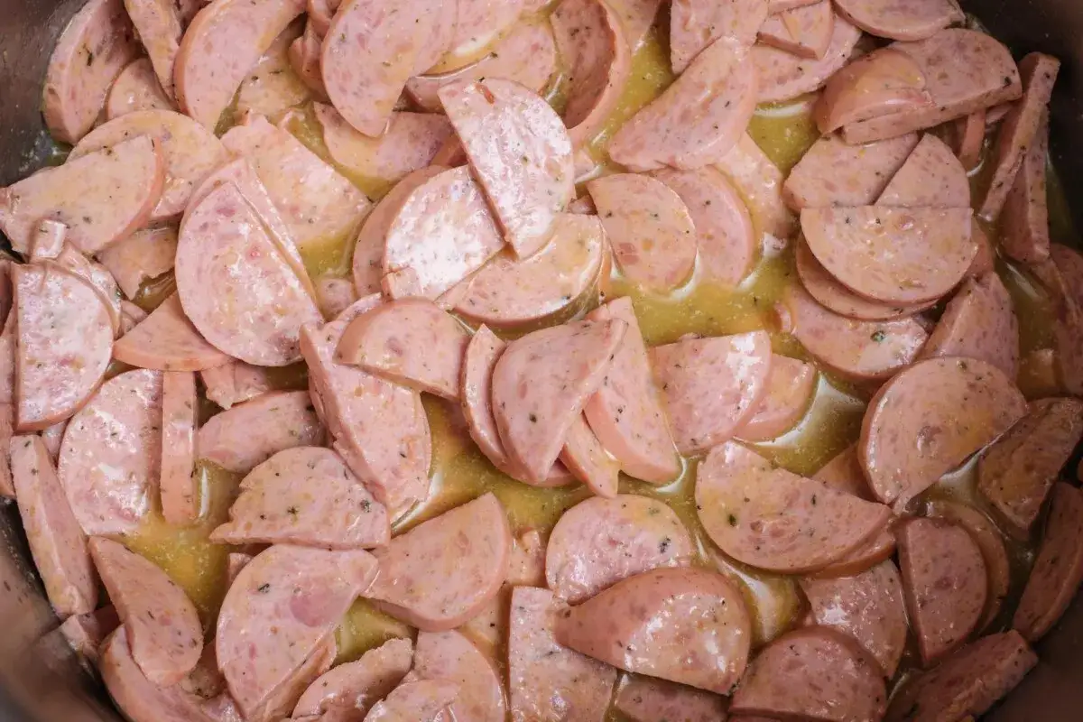 Ein bayerischer Wurstsalat, liebevoll zubereitet, mit saftigen Wurstscheiben in einer w&uuml;rzigen Marinade.